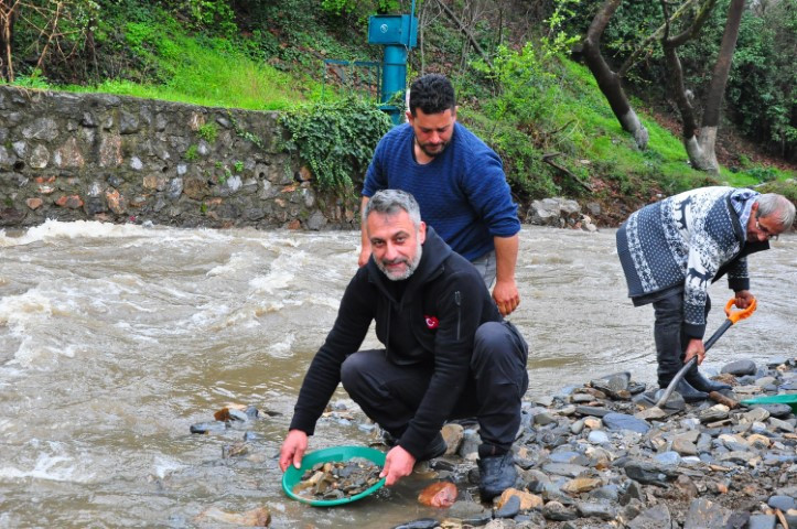 Türkiyenin dört bir yanından gelip altın arıyorlar | Devletin izin verdiği alanlardan topluyoruz