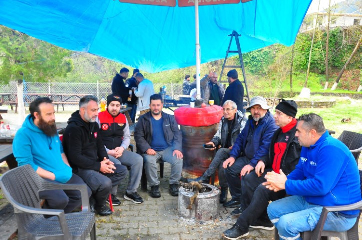 Türkiyenin dört bir yanından gelip altın arıyorlar | Devletin izin verdiği alanlardan topluyoruz