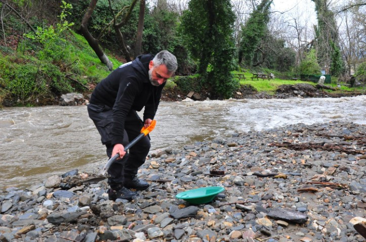 Türkiyenin dört bir yanından gelip altın arıyorlar | Devletin izin verdiği alanlardan topluyoruz