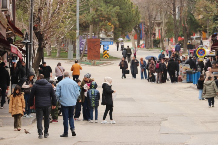 Soğuğa rağmen ziyaretçisi bitmiyor | Kent merkezinde yoğunluk oluştu