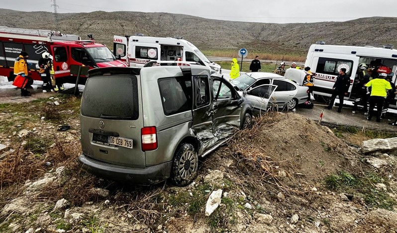 Ankara'daki trafik kazasında 1 kişi öldü, 4 kişi yaralandı