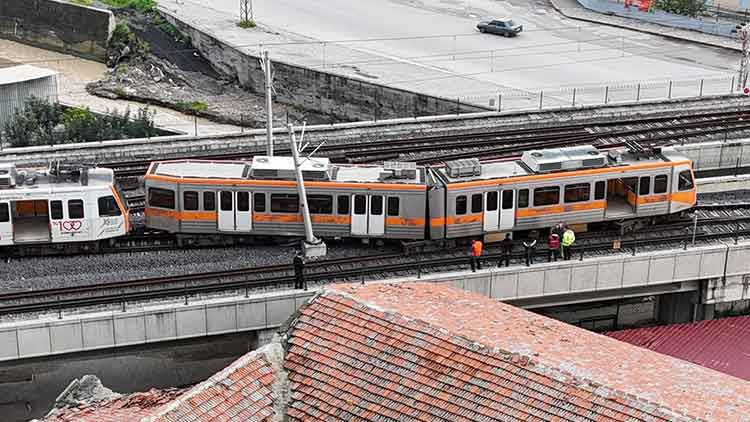 Adana’da metro vagonu seyir halindeyken raydan çıktı