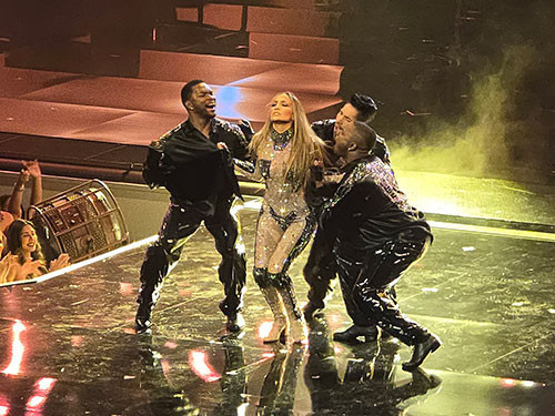 Böyle giyinirsen hiçbir kocanı elinde tutamazsın tabii