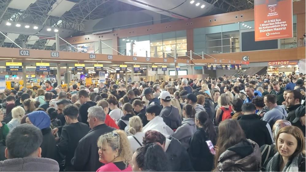 Hava trafiğine sağanak ve fırtına engeli