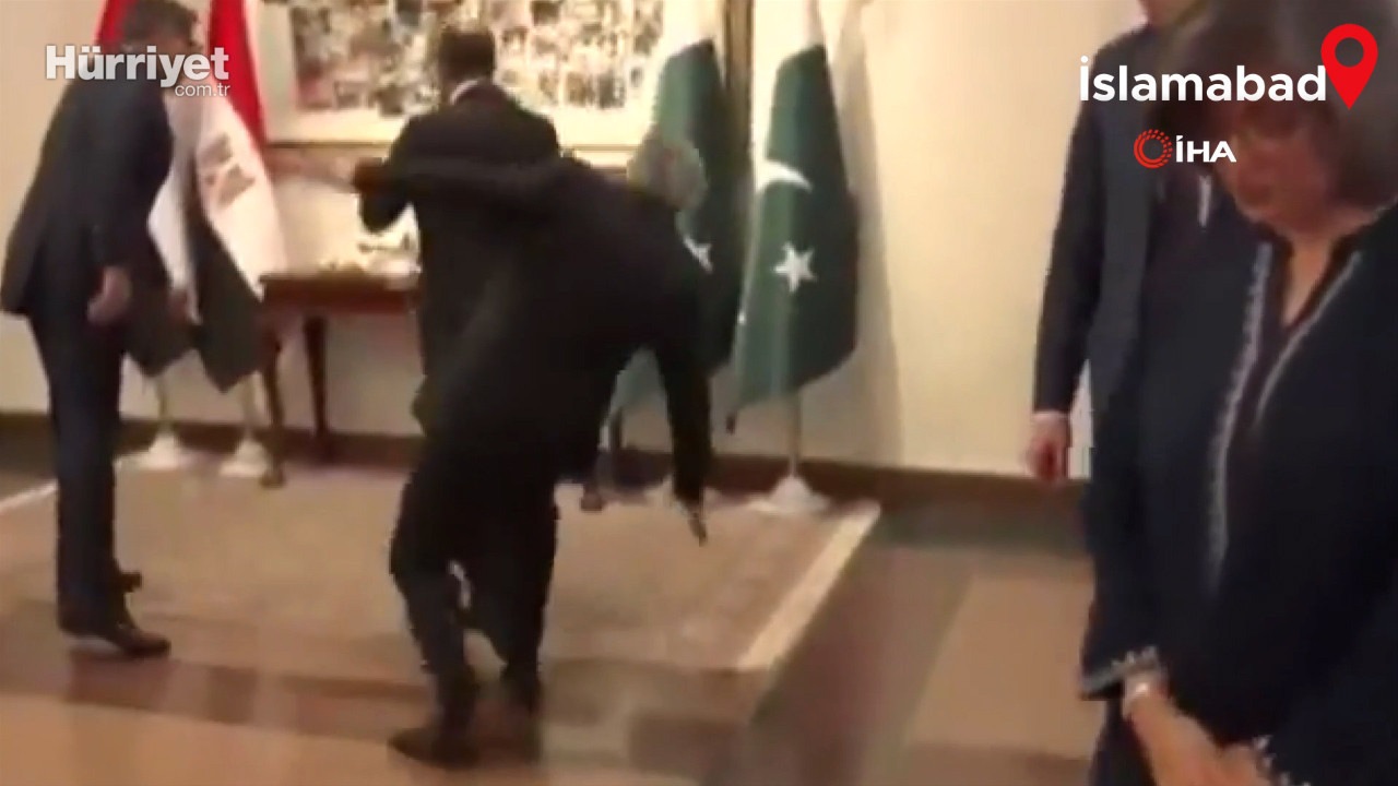 Kritik zirvede görünmez kaza... Pakistan Dışişleri Bakanı bir anda kendini yerde buldu