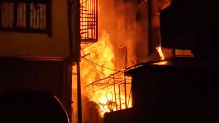 Bahçelievler'de hurdalıktan yükselen alevler binalara sıçradı