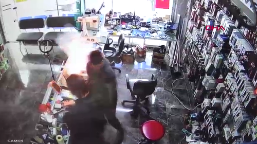 Tamire getirilen cep telefonunun bataryası patladı