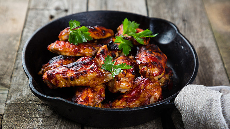 Acılı Barbekü Soslu Tavuk Kanatları