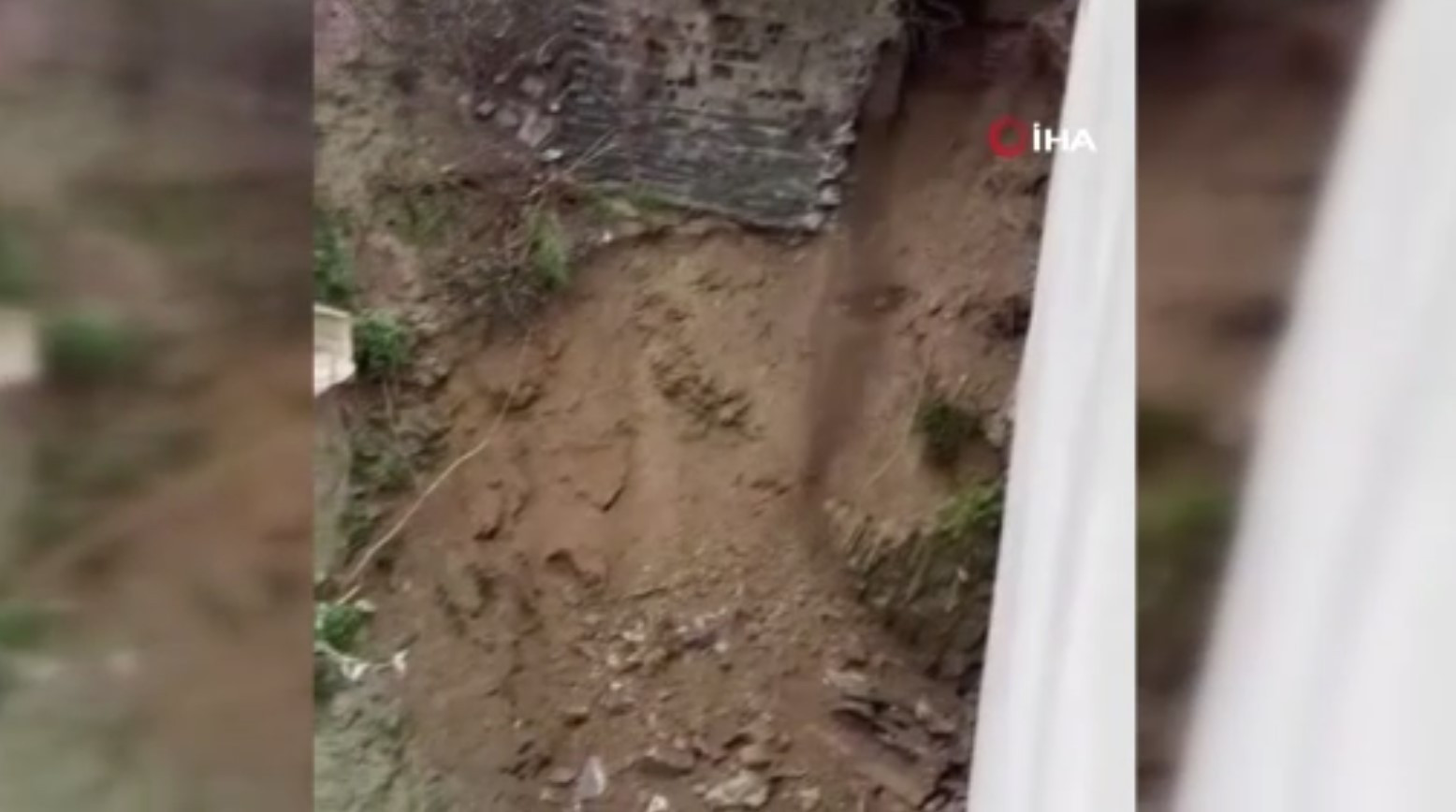 Eyüpsultan'da istinat duvarı çöktü