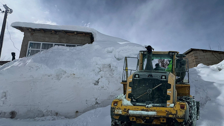 Nisan ayı geldi ama kış bitmiyor! Evler kara gömüldü, yükseklik 2 metreyi aştı