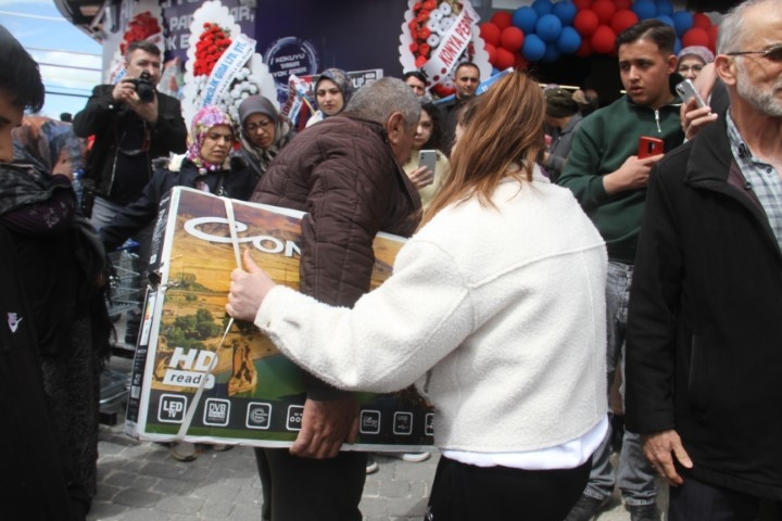  Mağazada izdiham yaşandı