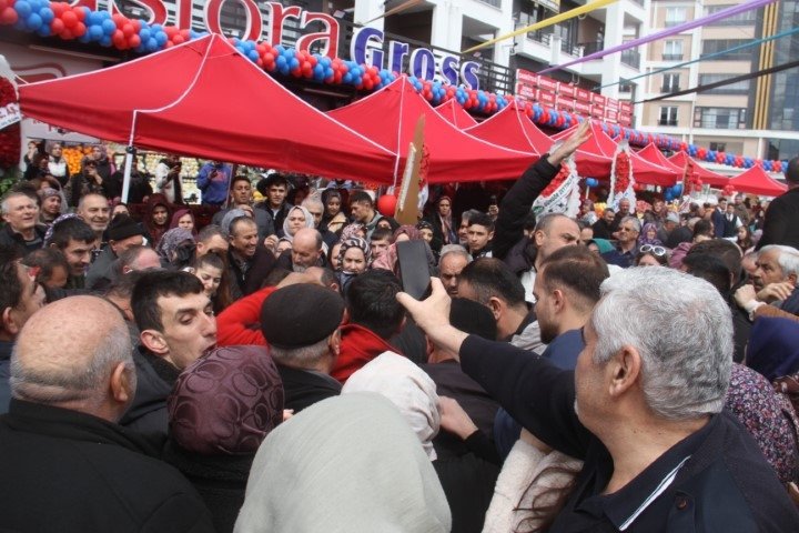  Mağazada izdiham yaşandı