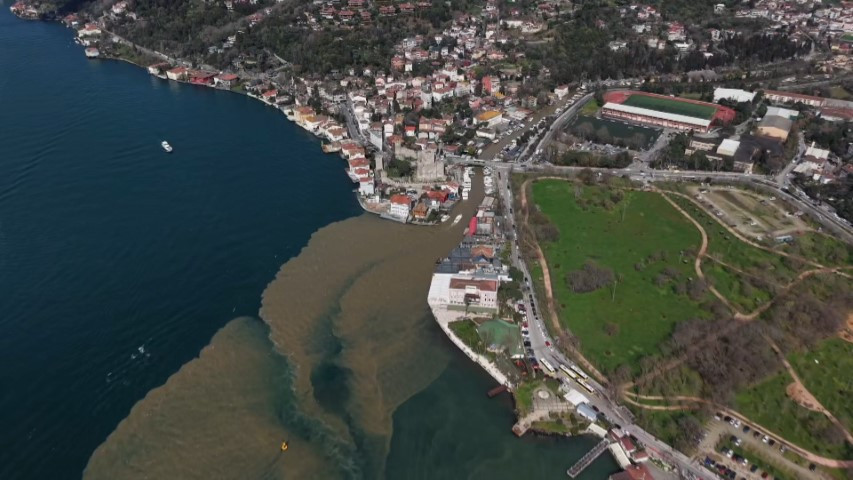 İstanbulda sağanak sonrası Boğazın rengi değişti