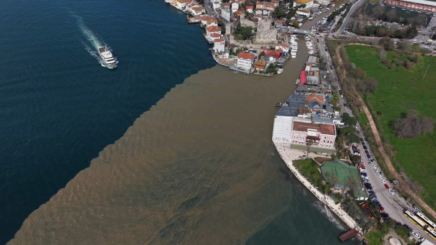 İstanbulda sağanak sonrası Boğazın rengi değişti