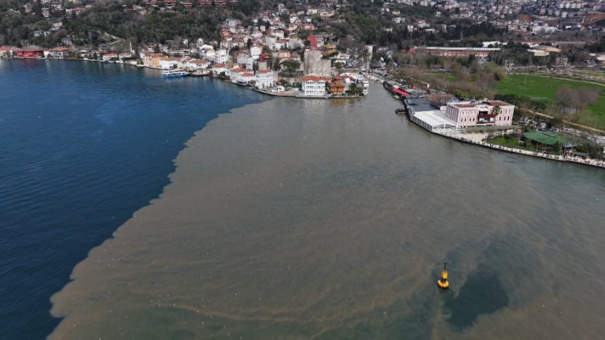 İstanbulda sağanak sonrası Boğazın rengi değişti