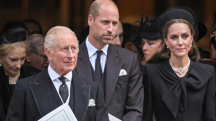 Küçük oğlu açıktan, büyüğü sessizce kuyusunu kazıyor... Herkesin önünde 'can ciğer' görünüyorlar... Evin içinde birbirlerine girdiler!