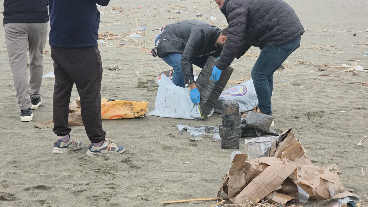 Dalgaların kıyıya sürüklediği çuvaldan uyuşturucu çıktı