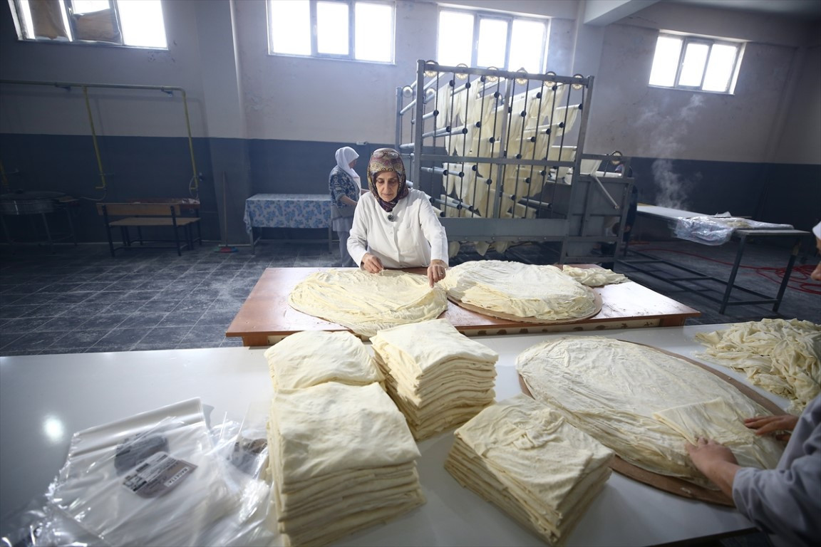 Bingöllü kadın evinde yaparak başladı; tesiste seri üretime geçti | Hedefimiz ihracat Bingöllü kadın evinde yaparak başladı; tesiste seri üretime geçti | Hedefimiz ihracat