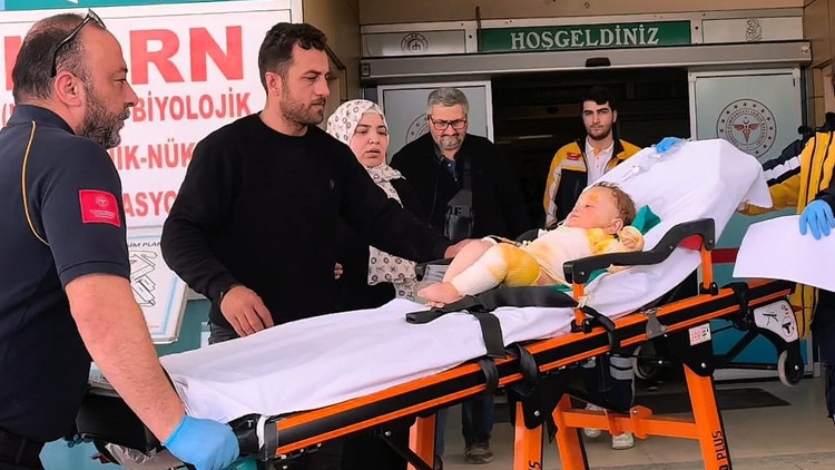 9 aylık bebeğin üzerine çaydanlıktaki kaynar su döküldü