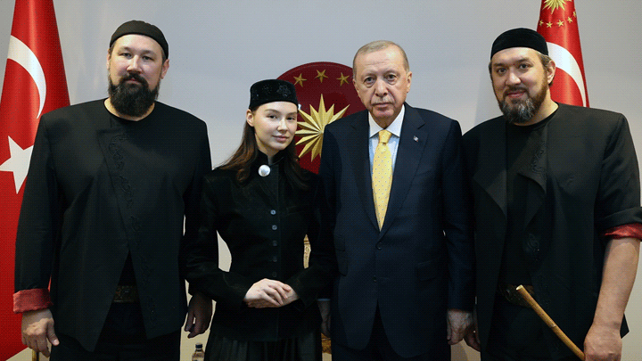 Cumhurbaşkanı Erdoğan, 'Ay Yola' müzik grubu ile bir araya geldi