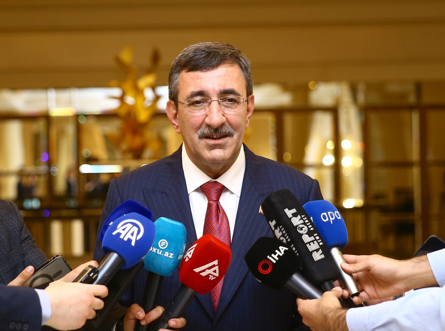 Cumhurbaşkanı Yardımcısı Yılmaz, Azerbaycan'da gazetecilerin sorularını yanıtladı