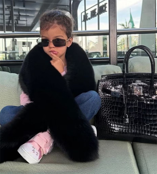 Zenginlik bu işte... Küçük kızı bile parayla oynuyor