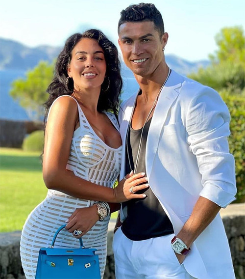 Zenginlik bu işte... Küçük kızı bile parayla oynuyor