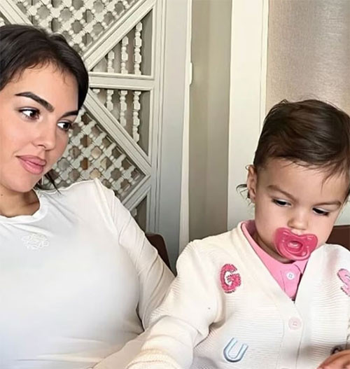 Zenginlik bu işte... Küçük kızı bile parayla oynuyor