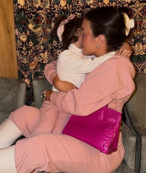 Zenginlik bu işte... Küçük kızı bile parayla oynuyor