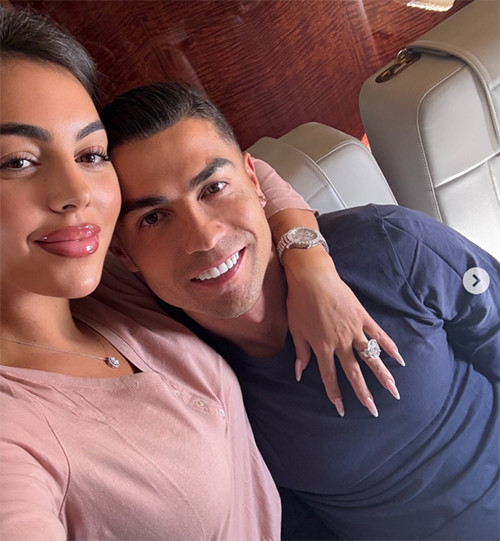 Zenginlik bu işte... Küçük kızı bile parayla oynuyor