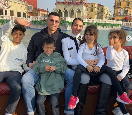 Zenginlik bu işte... Küçük kızı bile parayla oynuyor