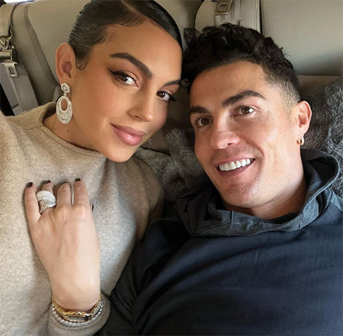 Zenginlik bu işte... Küçük kızı bile parayla oynuyor