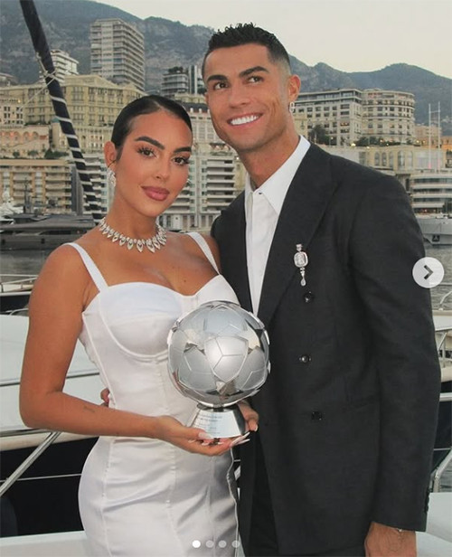 Zenginlik bu işte... Küçük kızı bile parayla oynuyor