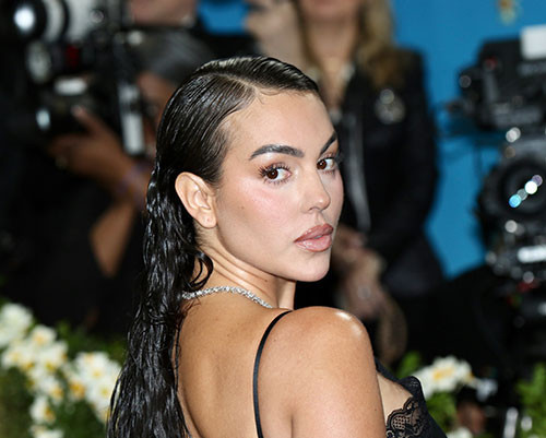 Zenginlik bu işte... Küçük kızı bile parayla oynuyor