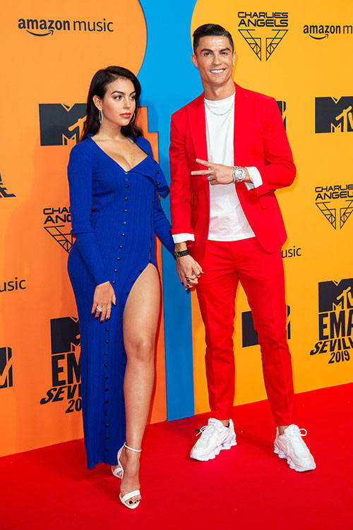 Zenginlik bu işte... Küçük kızı bile parayla oynuyor