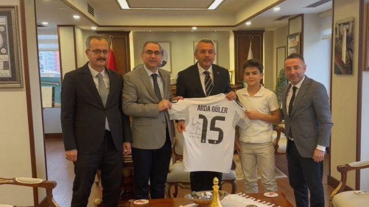 Rizeli Safa, Cumhurbaşkanı Erdoğan'dan istediği imzalı Arda Güler formasına kavuştu