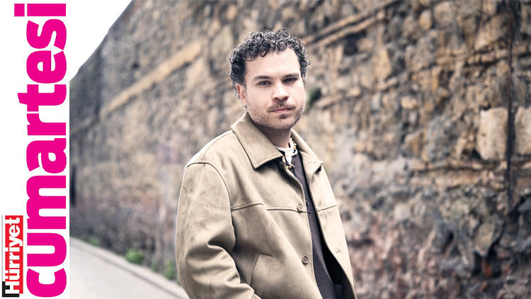 ‘Tiyatro sevdiğin insanlarla birlikte yaptığında en güzel haline ulaşıyor’