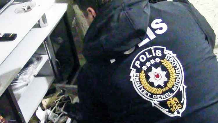 Araç satın almak isteyen vatandaşı ‘sazan’lıktan polis kurtardı