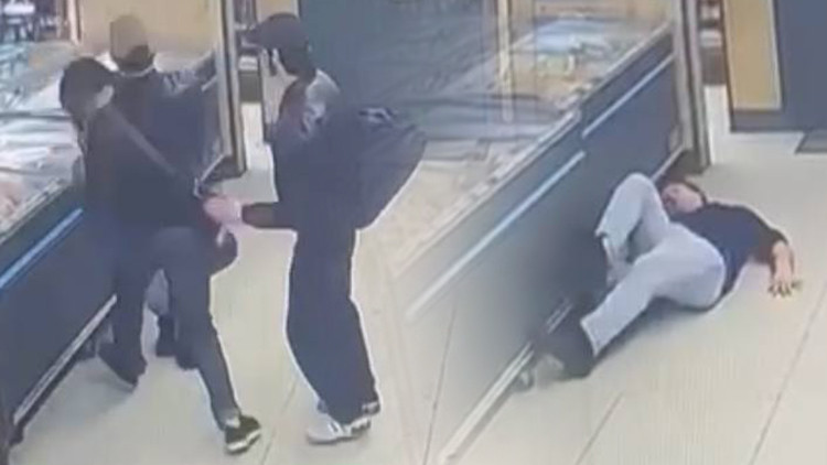 Market çalışanını yumrukla yere serdi: İstanbul'daki korkunç olay kamerada