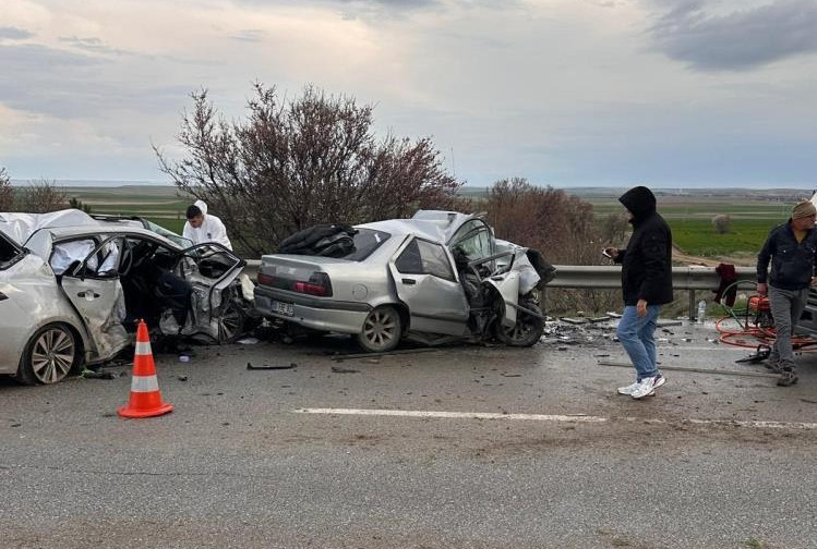 Eskişehir-Ankara yolunda feci kaza: 4 ölü, 2 yaralı