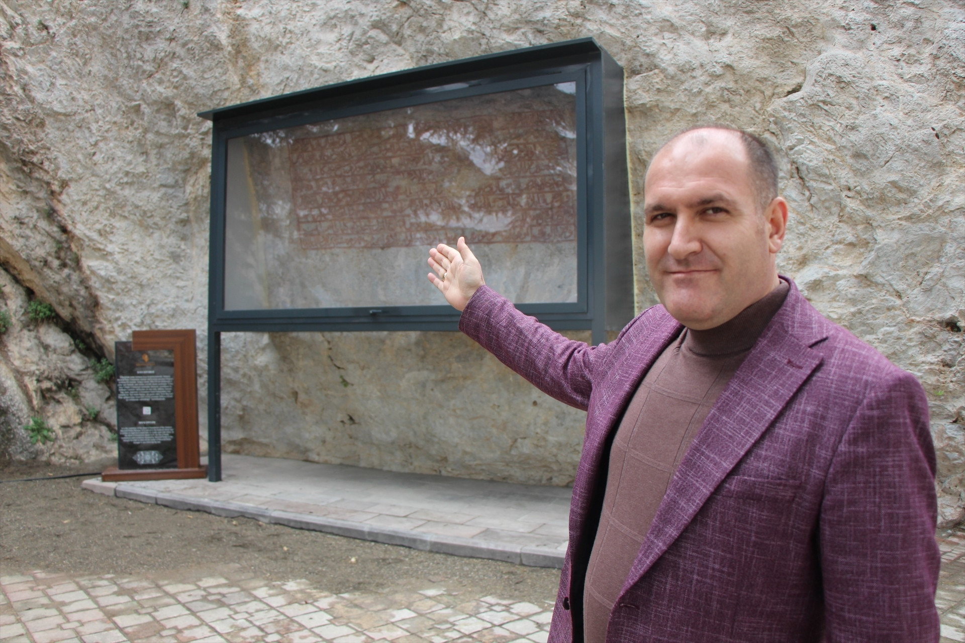 Dünyada tek 8 satır ve 125 kelime içeriyor... Burada kocaman bir tarih yazıyor