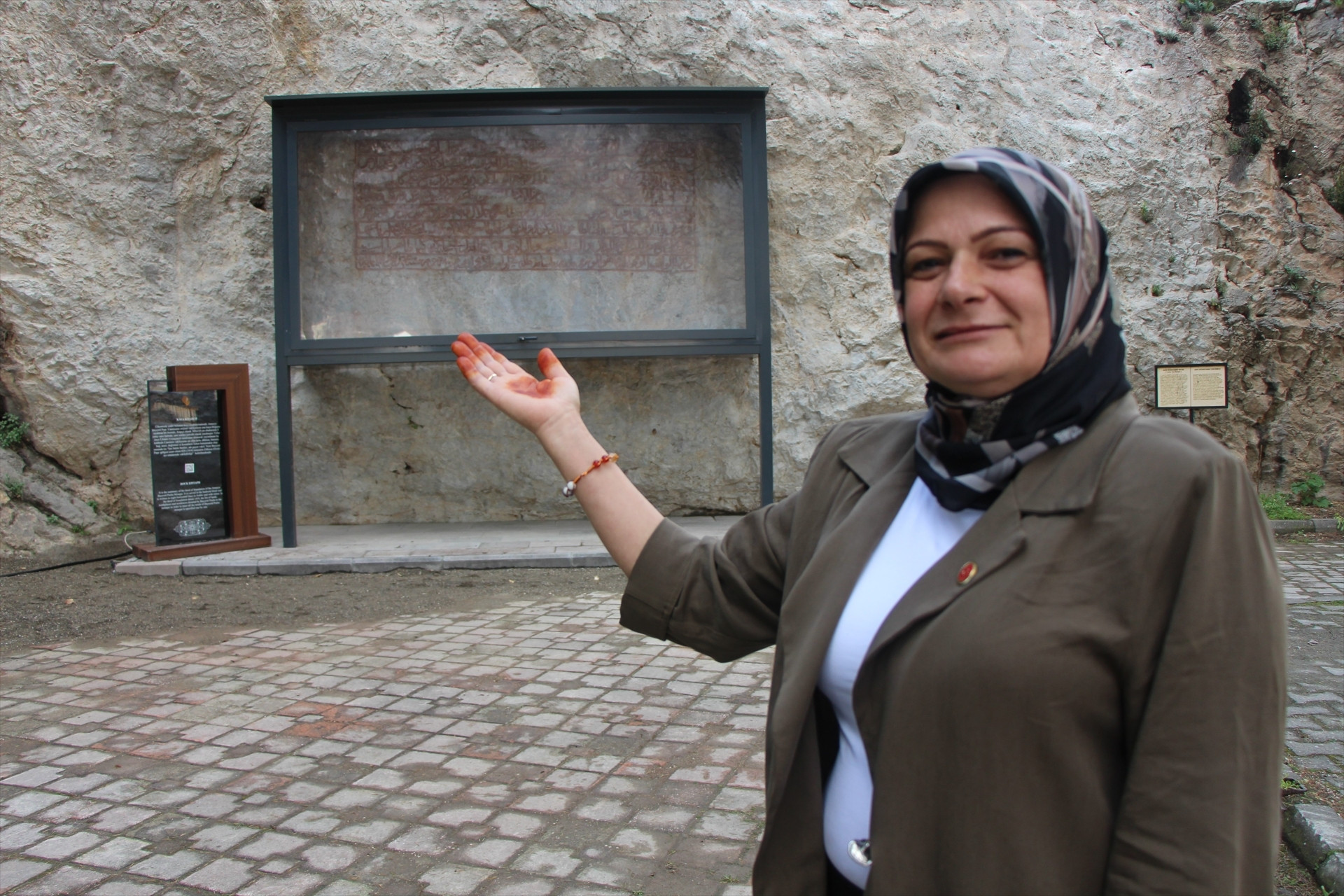 Dünyada tek 8 satır ve 125 kelime içeriyor... Burada kocaman bir tarih yazıyor