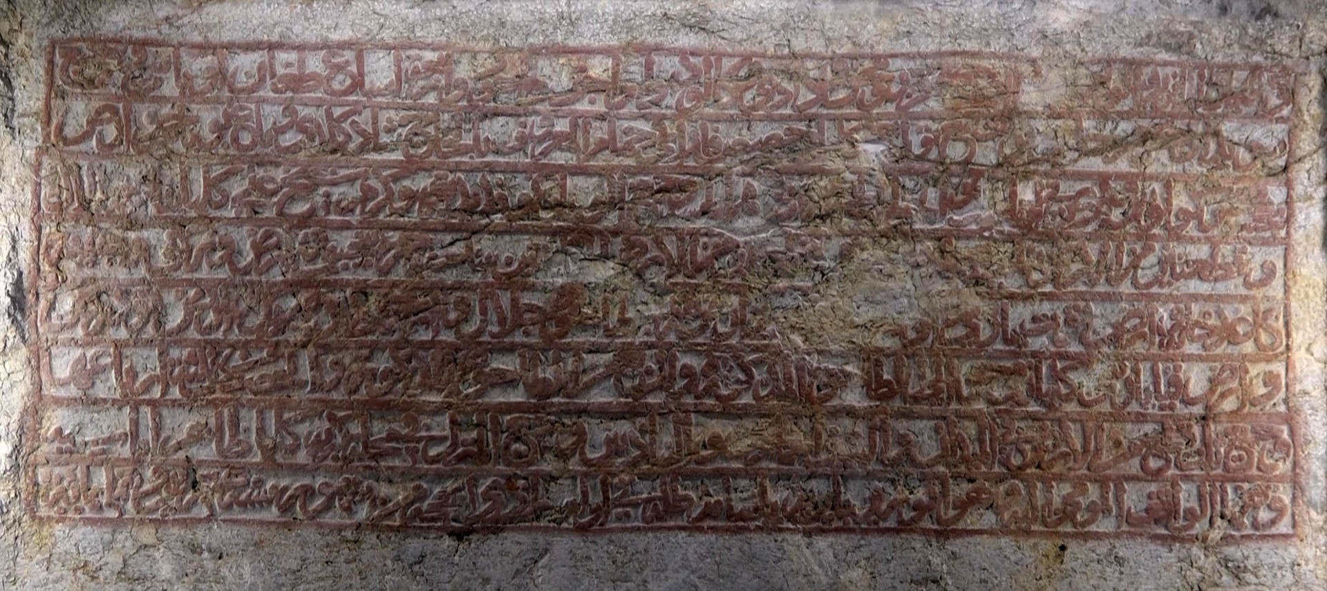 Dünyada tek 8 satır ve 125 kelime içeriyor... Burada kocaman bir tarih yazıyor