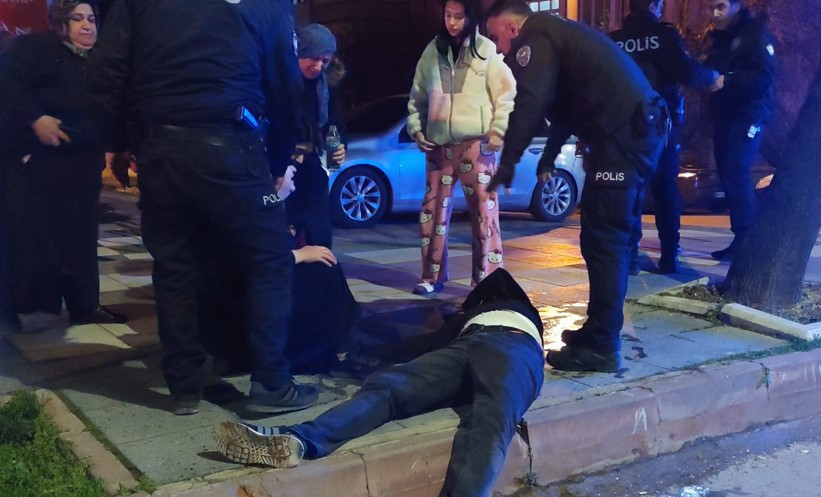 Yan bakma tartışması kavgaya döndü, saldırgan anne ve oğlunu yaraladı