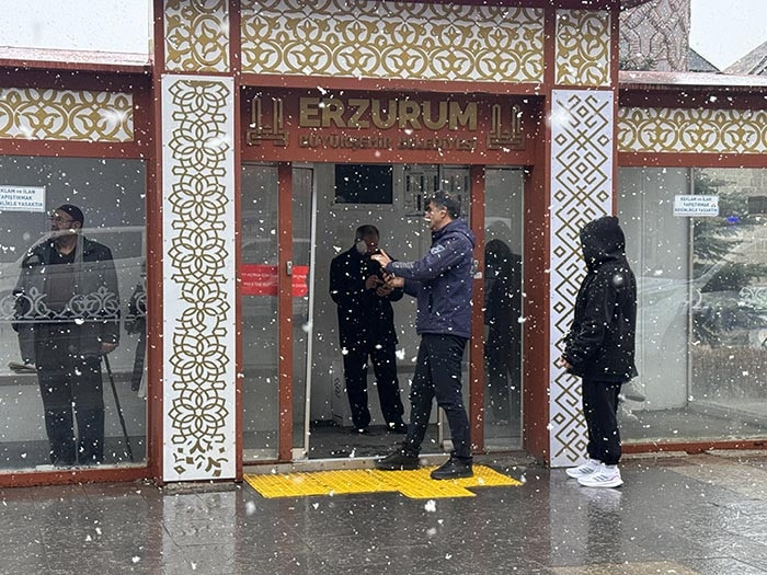  3 metre karın altından çıktı