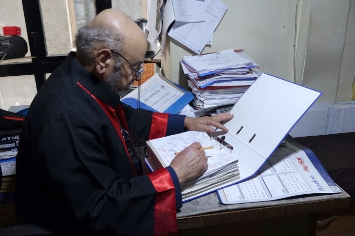  77 yaşında üniversite hayalini gerçekleştirdi | Öğrenciler bana dede diyordu