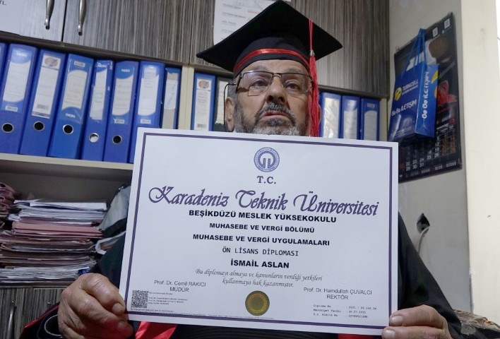  77 yaşında üniversite hayalini gerçekleştirdi | Öğrenciler bana dede diyordu