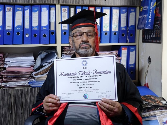  77 yaşında üniversite hayalini gerçekleştirdi | Öğrenciler bana dede diyordu