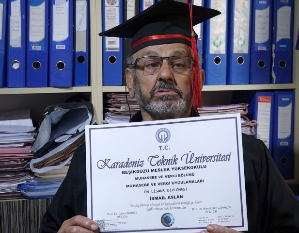  77 yaşında üniversite hayalini gerçekleştirdi | Öğrenciler bana dede diyordu