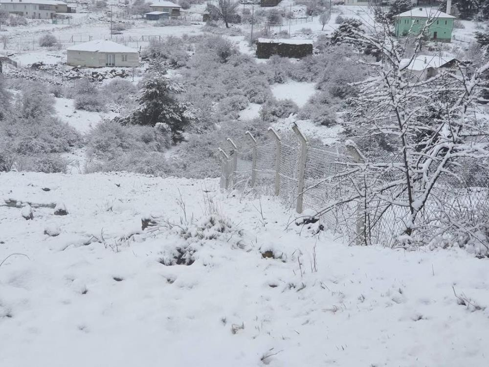 Güne kar yağışı ile uyandılar: Birçok il beyaz örtüyle kaplandı Kış gitmiyorum diye geri geldi